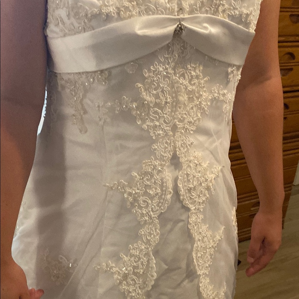 Alfred Angelo Elegant White Lace Wedding Dress - Picture 2 of 11